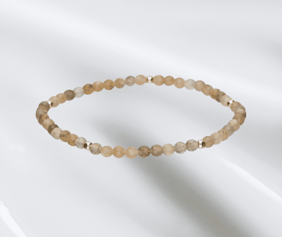 BRANSOLETA Z AŻUROWYM SKRZYDŁEM, ELEMENTY ZE SREBRA PRÓBY 925 SREBRZONEGO, WOSKOWANY SZNUREK JUBILERSKI W KOLORZE CZARNYM, DŁUGOŚĆ 16-17CM+3CM PRZEDŁUŻKA, WYMIARY SKRZYDEŁKA 23mm X 8mm.(6)